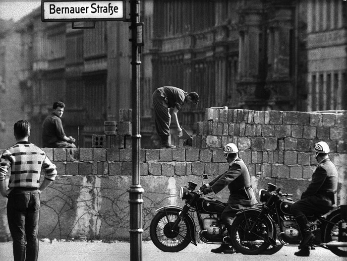 Cảnh sát bảo vệ công nhân xây dựng bức tường năm 1961.