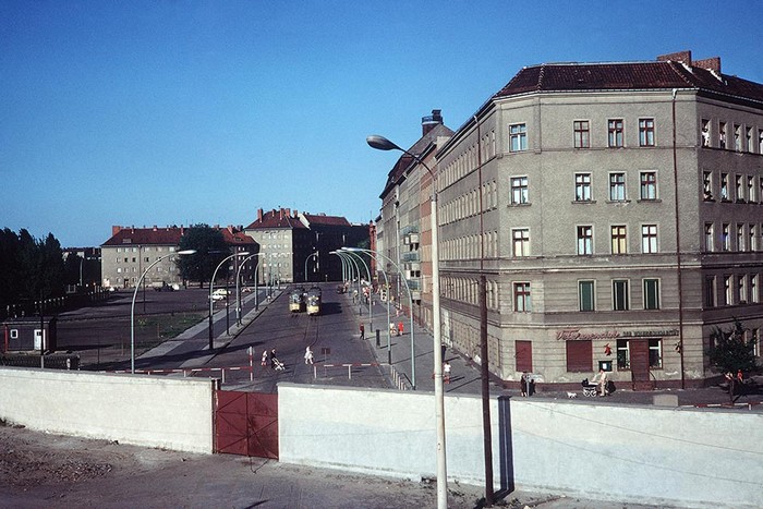 Bức tường Berlin tại Bernauer Strasse ở Đông Berlin, tháng sáu năm 1968.