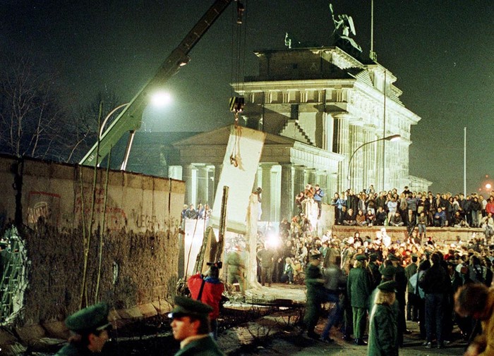 Bức tường Berlin bị phá vỡ gần cổng Brandenburg.