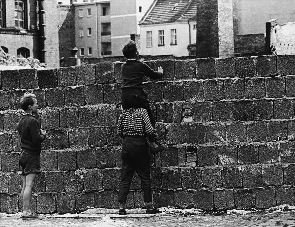 Bức tường được xây dựng để ngăn chặn người dân Đông Đức thoát sang Tây Đức.