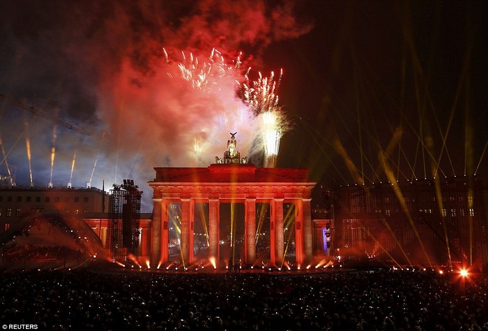 Berlin tổ chức màn trình diễn ánh sáng, pháo hoa rực rỡ mừng lễ kỷ niệm 25 năm ngày sụp đổ Bức tường Berlin.