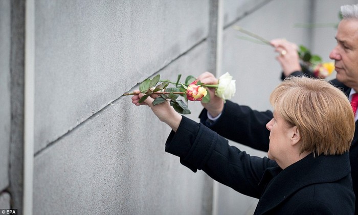 Những bông hoa được cài lên Bức tường Berlin trong lễ kỷ niệm.