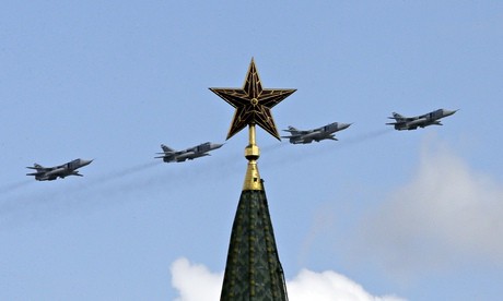 Máy bay quân sự Nga bay theo đội hình phía trên Điện Kremlin.
