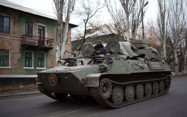 Lực lượng ly khai điều khiển xe bọc thép gần làng Torez, phía đông Donetsk.