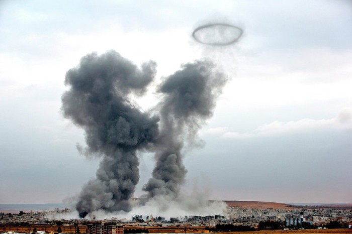 Ảnh liên minh do Mỹ dẫn đầu không kích vị trí của IS ở thị trấn chiến lược Kobani, Syria.