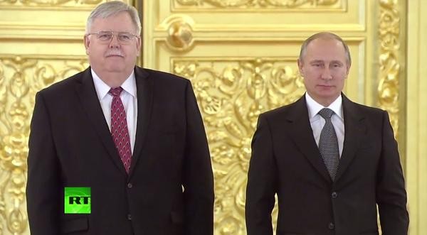 Tân Đại sứ Mỹ tại Nga John Tefft và Tổng thống Vladimir Putin trong lễ tiếp đón các tân Đại sứ tại Điện Kremlin.