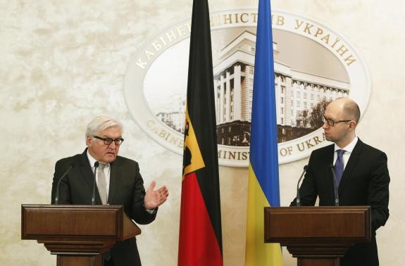 Thủ tướng Ukraine Arseny Yatseniuk (phải) lắng nghe Ngoại trưởng Đức Frank-Walter Steinmeier nói trong một cuộc họp báo ở Kiev ngày 18 tháng 11 năm 2014.