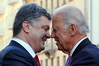 Tổng thống Ukraine Petro Poroshenko (trái) và Phó Tổng thống Mỹ Joe Biden.