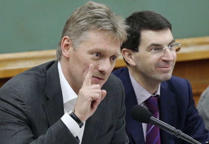 Phát ngôn viên của Tổng thống Nga Vladimir Putin, Dmitry Peskov (trái).