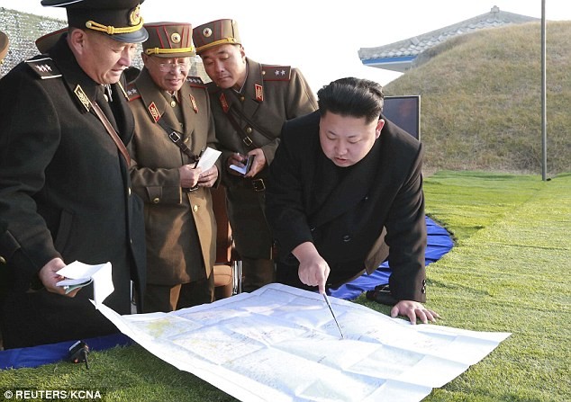 Kim Jong-un chỉ đạo diễn tập quân sự trên bản đồ.