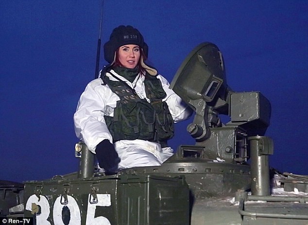 Anna Chapman trên xe tăng T-80.