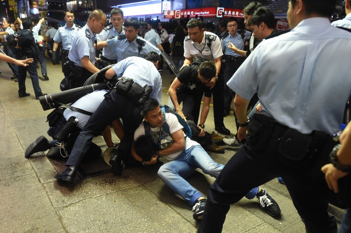 Cảnh sát Hồng Kông bắt giữ những người biểu tình chống đối.