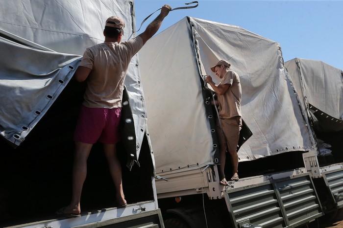 Lực lượng Nga trên đoàn xe cứu trợ chuẩn bị gửi tới miền Đông Ukraine.