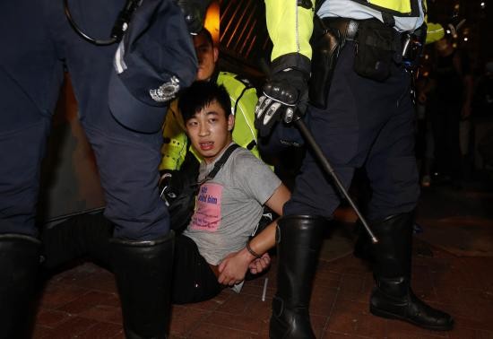 Sinh viên biểu tình bị bắt giữ tại Hồng Kông.
