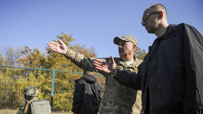 Thủ tướng Ukraine Arseny Yatsenuk (phải) khảo sát tiến độ thực hiện dự án &quot;Bức tường&quot; trên biên giới với Nga.