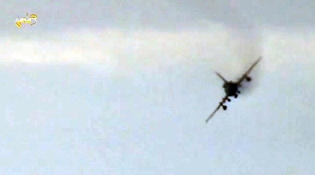 Chiếc máy bay chiến đấu của quân đội Syria chao đảo trước khi rơi.