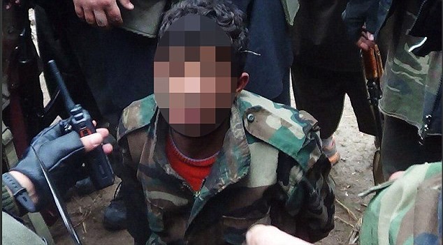 Binh sĩ Syria bị ép nói vào máy bộ đàm trước khi bị đám đông khủng bố IS vây quanh hành quyết.