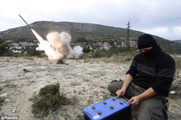 Phiến quân Syria phóng tên lửa Grad bằng kíp nổ.