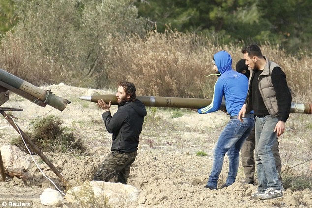Phiến quân Syria nạp tên lửa vào bệ phóng.