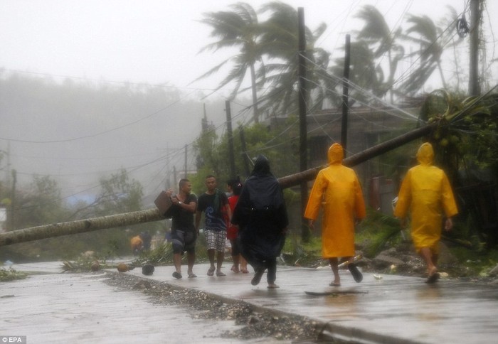 Người dân Philippines bắt đầu trở về nhà sau khi bão đã suy yếu.