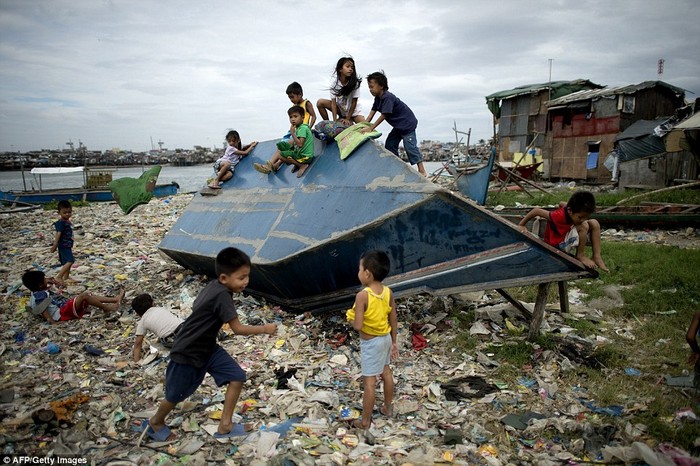 Trẻ em chơi gần bãi biển ở Manila, nơi bão Hagupit chuẩn bị tấn công.