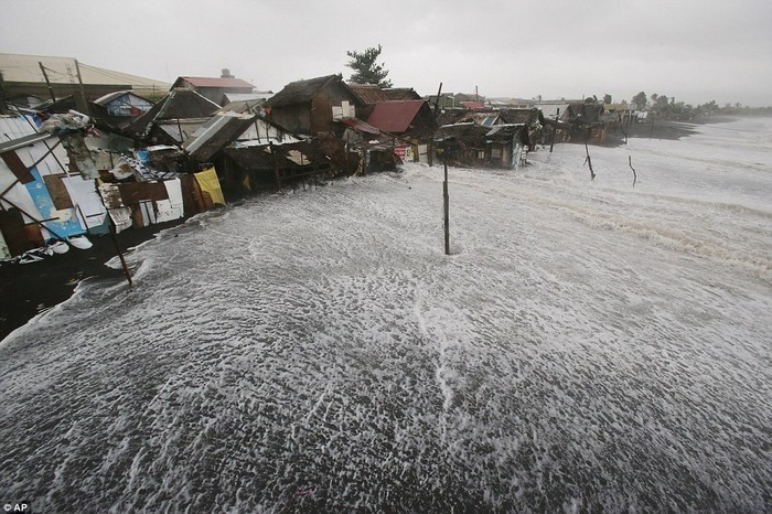 Nước biển tấn công những ngôi làng trong bão.