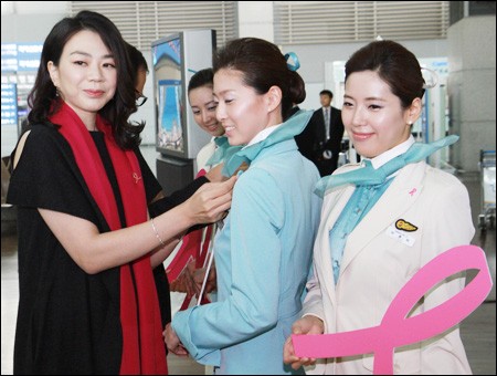 Bà Cho và các nữ tiếp viên của Korean Airlines.
