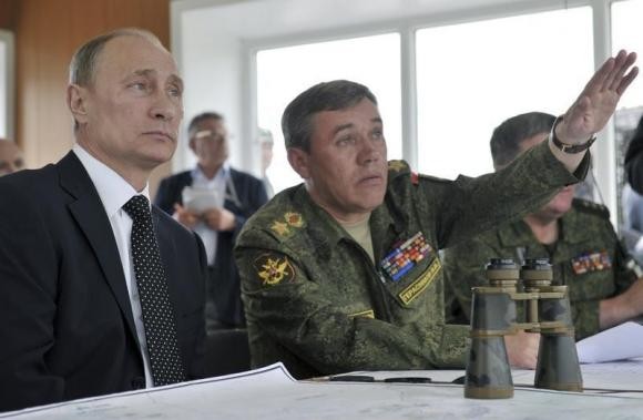 Tổng thống Nga Vladimir Putin và Tham mưu trưởng Valery Gerasimov xem diễn tập quân sự trong khu vực Zabaykalsky của Nga ngày 17 tháng 7 năm 2013.