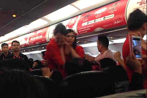 Thời điểm diễn ra sự cố trên máy bay của Thai AirAsia do các hành khách khác ghi lại.