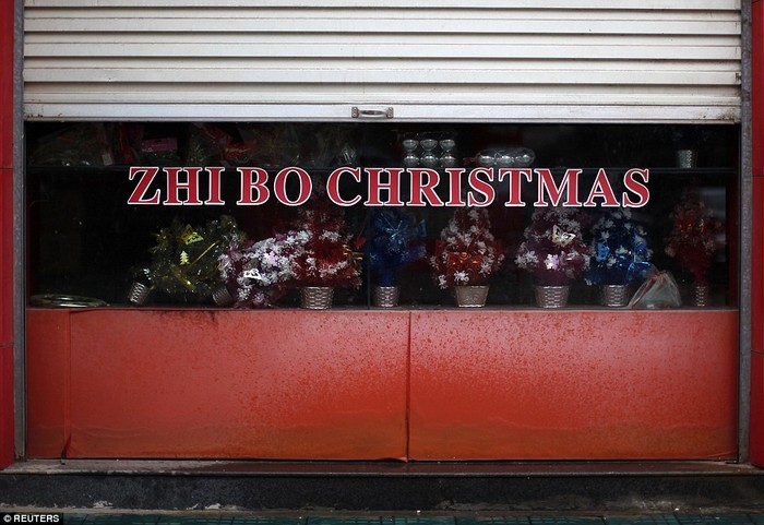 Một cửa hàng chuyên cung cấp đồ trang trí Giáng sinh.