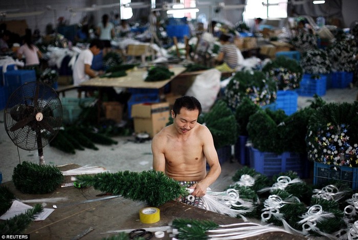 Công nhân tại xưởng sản xuất cây thông nhựa ở Yiwu.
