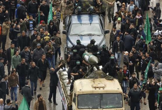 Hamas khoe tên lửa trong buổi diễu hành.