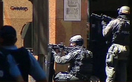 Cảnh sát đặc nhiệm Úc bao vây hiện trường.