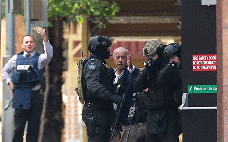 Lực lượng an ninh Úc vao vây hiện trường vụ tấn công bắt giữ con tin.