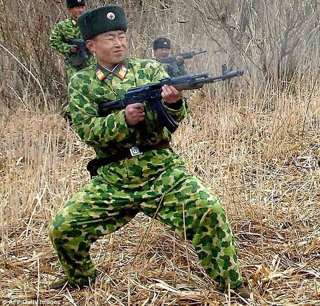 Binh sĩ Triều Tiên tham gia huấn luyện.