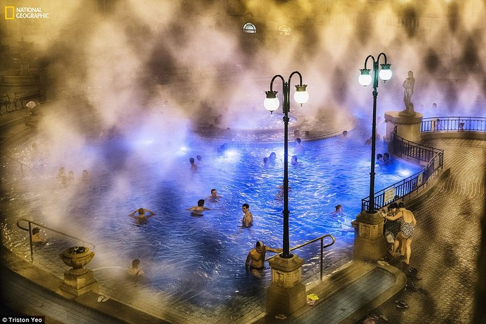 Một hình ảnh siêu thực và huyền bí ở một bể bơi ngoài trời tại Budapest vào mùa đông.