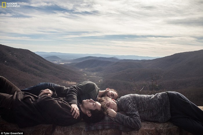 Những người đàn ông ngủ ngon lành trên một gờ đá.