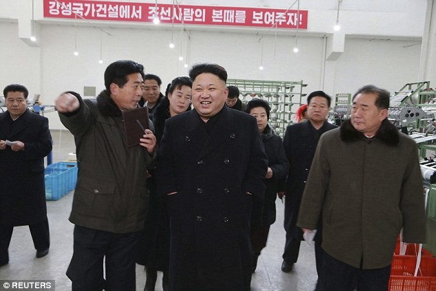 Nhà lãnh đạo Kim Jong-un thăm nhà máy dệt ở Bình Nhưỡng. Ảnh do KCNA công bố hôm 20/12.