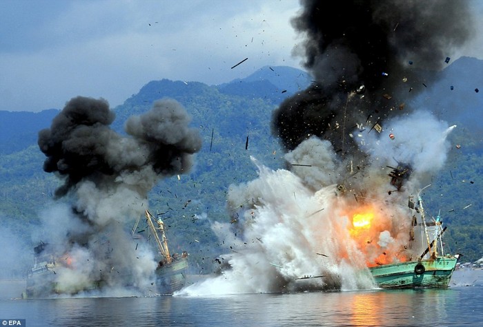 Hải quân Indonesia cho nổ tung hai chiếc tàu cá nước ngoài đánh bắt bất hợp pháp trong vùng biển của mình.
