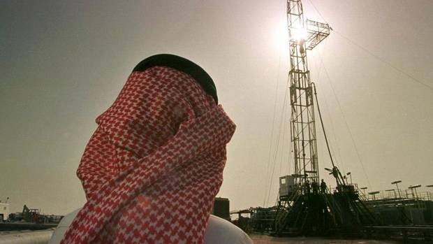 Một quan chức của công ty dầu khí Aramco tại một giàn khoan ở mỏ dầu al-Howta gần Howta, Ả Rập Saudi.