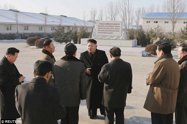 Kim Jong-un và đoàn tùy tùng bên ngoài trang trại nuôi cá.
