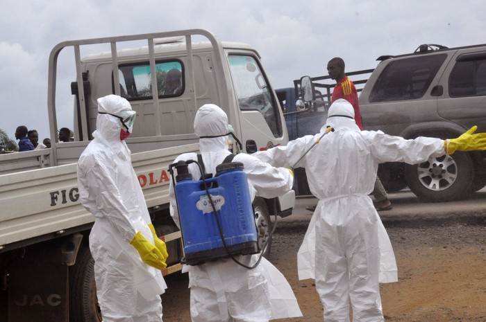 Dịch bệnh bùng phát trong khu vực đông dân cư, nhưng phản ứng quốc tế quá chậm là nguyên do khiến Ebola lây lan mạnh.