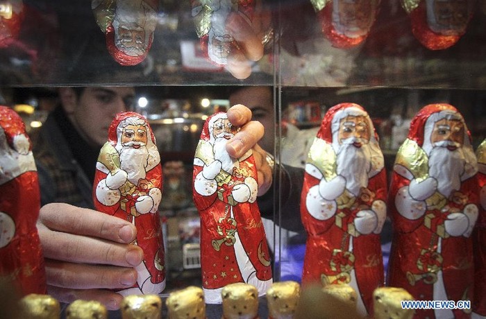 Sô-cô-la hình ông già Noel bán rất chạy tại chợ Giáng sinh ở Tehran, Iran.