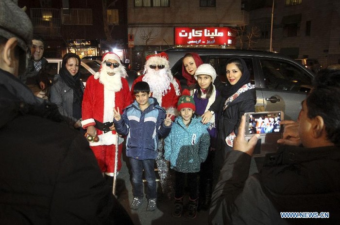 Một gia đình chụp ảnh kỷ niệm với ông già Noel trên đường phố Tehran.