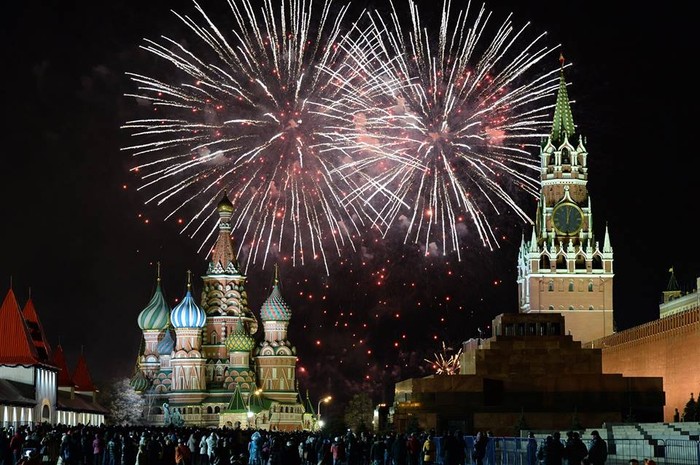 Quảng trường Đỏ ở Moscow tưng bừng pháo hoa.