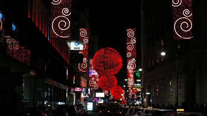 Đường phố rực rỡ ánh đèn tại Vienna, Áo.