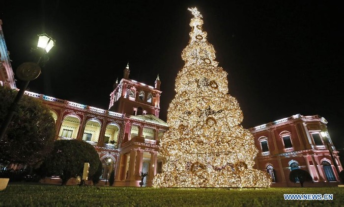 Cây Noel trước dinh Tổng thống ở Asuncion, thủ đô Paraguay.