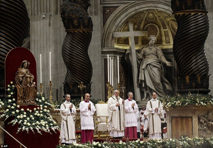 Giáo hoàng cầu hòa bình đến cho nhân loại trong đêm Chúa hồi sinh.