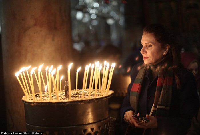 Tín đồ người Palestine cầu nguyện trong đêm Giáng sinh.
