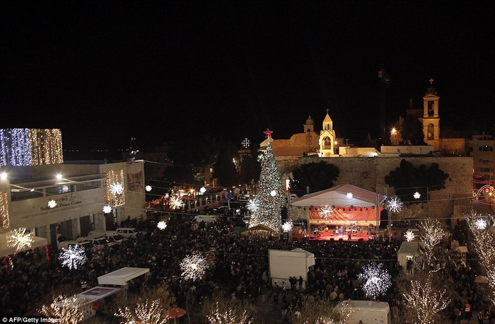 Người dân tập trung tại quảng trường Manger và nhà thờ Giáng sinh ở thành phố Bờ Tây Bethlehem.